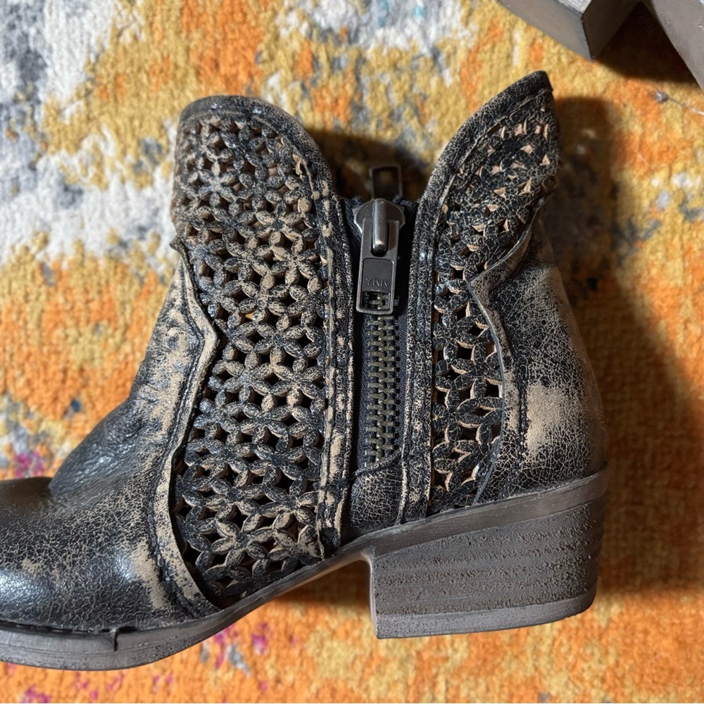 Like 🆕 Circle G by Corral Distressed Leather Black Yellow Shortie Ankle Booties - Picture 8 of 13